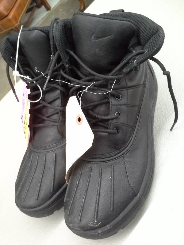 lot 118 image: Nike Winter Boots