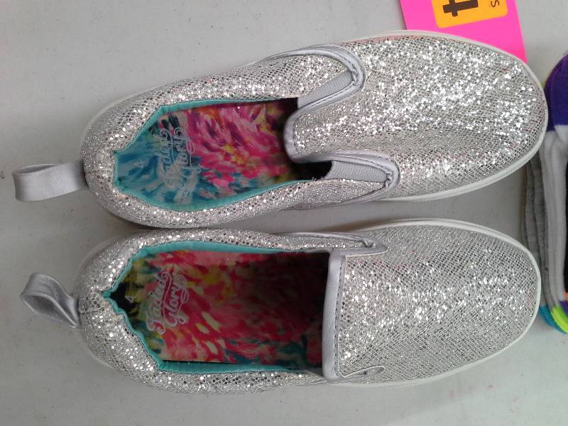 lot 134 image: Girls Shoes and Socks