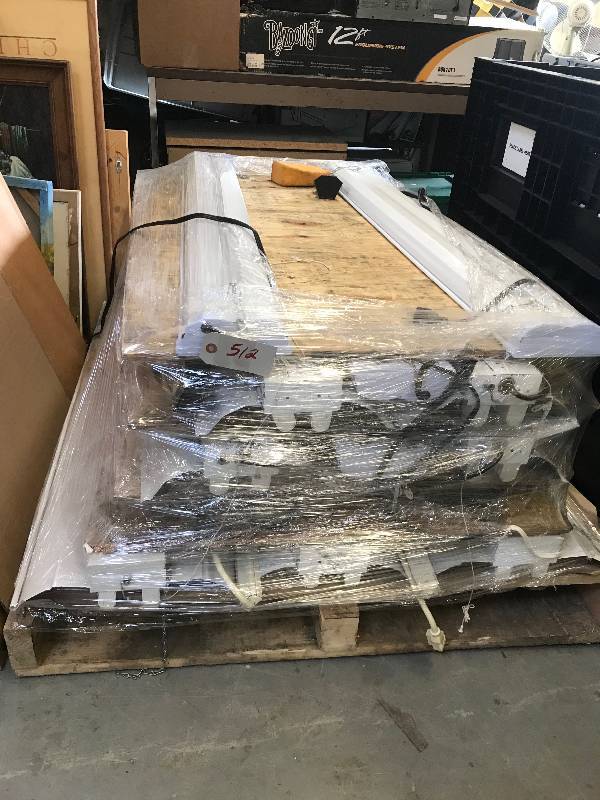 lot 512 image: PALLET OF FLUORESCENT LIGHTS
