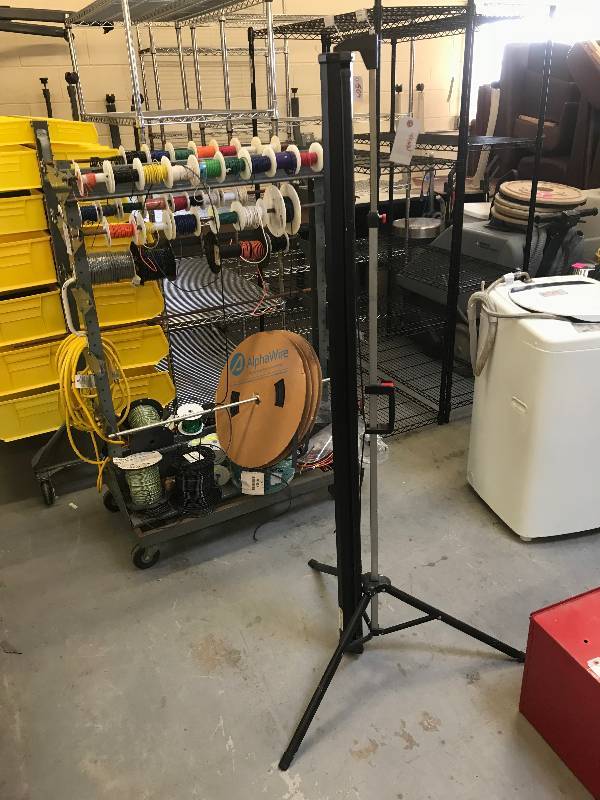 lot 514 image: PORTABLE PROJECTOR SCREEN