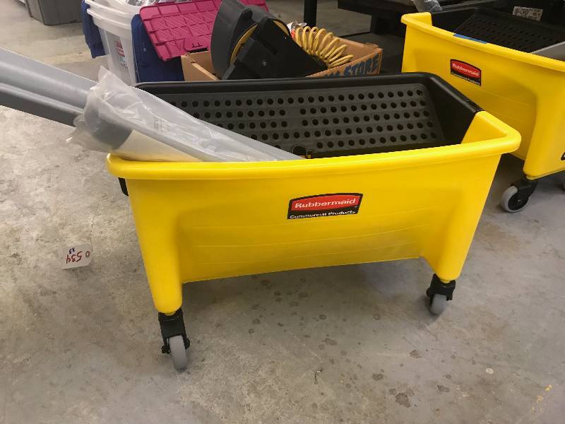 lot 534 image: RUBBERMAID COMMERCIAL MOP BUCKET