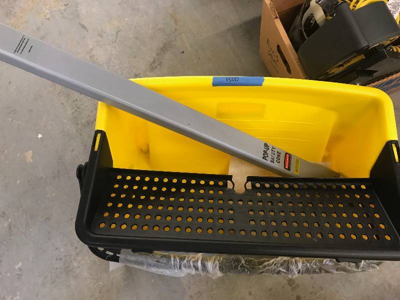 lot 535 image: RUBBERMAID COMMERCIAL MOP BUCKET