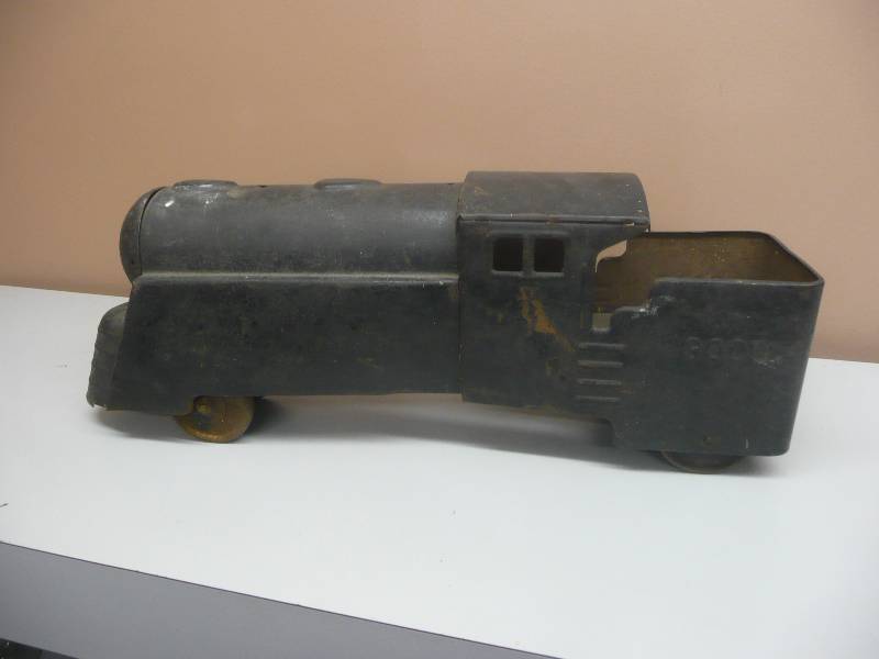 lot 3 image: VINTAGE 1930s MARX 3000 PRESSED STEEL CHILDRENS RIDE ON TRAIN - APPEARS TO BE IN ORIGINAL CONDITION - SEE PICTURES