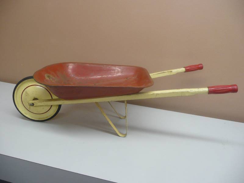 lot 4 image: RARE - VINTAGE 1954 AMSCO KIDD-E-BARRO CHILDS WHEELBARROW - SEE PICTURES