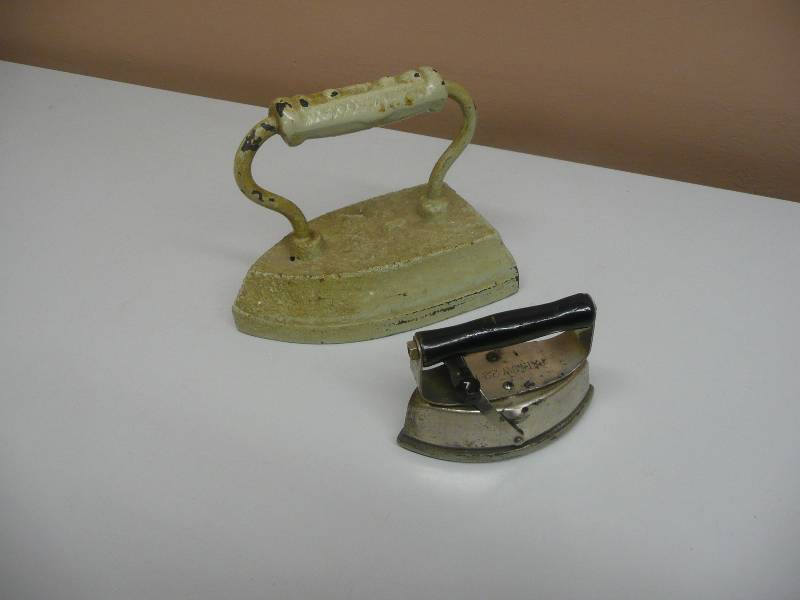 lot 7 image: ANTIQUE CLOTHES IRON - RARE - SALESMAN SAMPLE ASBESTOS SAD IRON PAT MAY 22-1900 & CAST IRON L X L #8 - SEE PICTURES