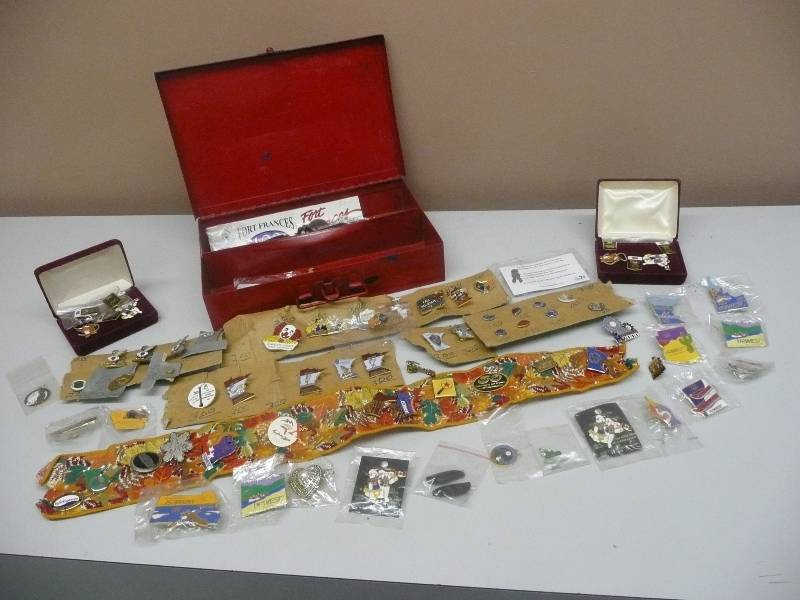 lot 10 image: VERY LARGE COLLECTION OF PINSHAT PINSJEWELRY IN ANTIQUE HAND PAINTED METAL CASE - SEE PICTURES