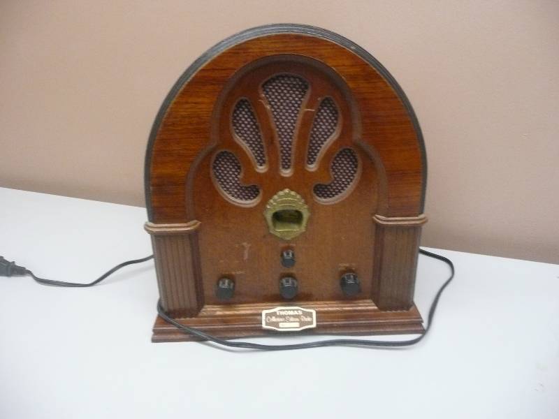 lot 12 image: Vintage 1986 Thomas Collectors Edition Radio No. 1249 - WORKING CONDITION - SEE PICTURES