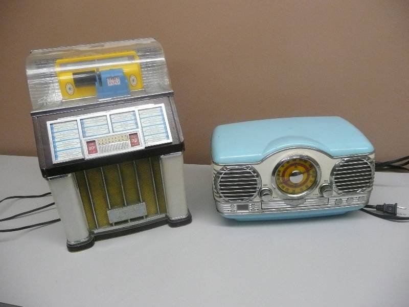 lot 13 image: VINTAGE THOMAS Select O Matic 100 Collectors Edition Mini Jukebox Radio & Cassette (WORKS) & MEMOREX RETRO 50S STYLE TABLE TOP AMFM STEREO RADIO (WORKS) - SEE PICTURES