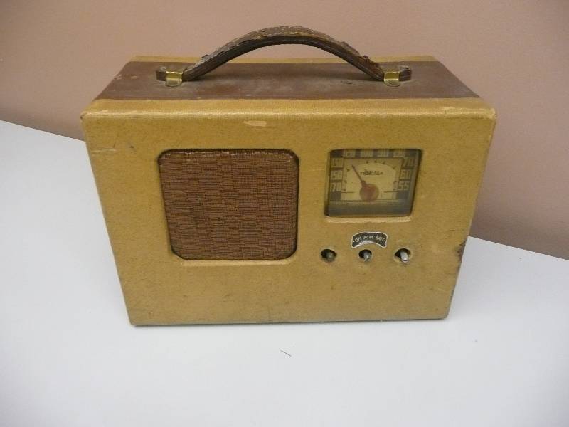 lot 15 image: ANTIQUE TRAV-LER RADIO - VERY COOL PIECE - UNTESTED - SEE PICTURES