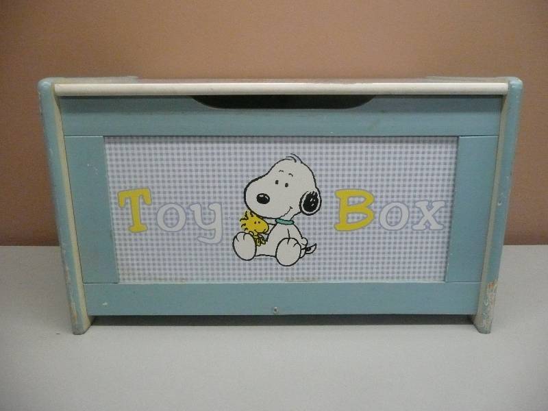 lot 16 image: VINTAGE SNOOPY WOODSTOCK TOY BOX - GOOD CONDITION FOR ITS AGE - APPROX 25LONG 15HIGH 15DEEP - SEE PICTURES