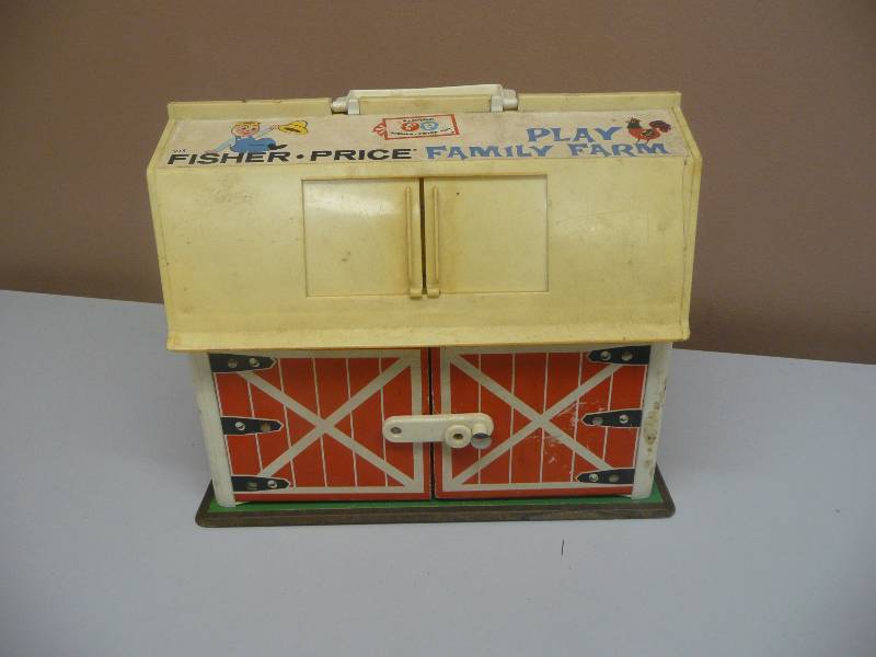 lot 18 image: Vintage 1967 FISHER-PRICE Little People PLAY FAMILY FARM #915 - SEE PICTURES
