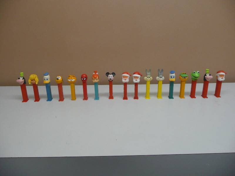lot 19 image: 17 Vintage Pez Dispensers - VERY COOL COLLECTION - SEE PICTURES
