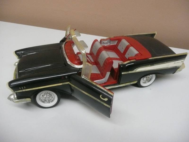 lot 32 image: ERTL 1957 CHEVROLET BEL AIR 118 SCALE LICENSED BY GM CORPORATION - SEE PICTURES