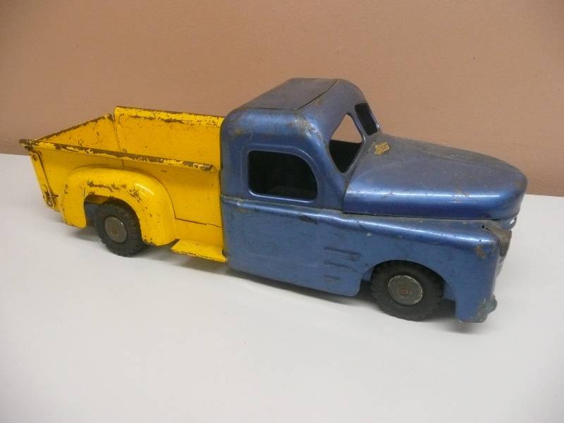 lot 43 image: VINTAGE STRUCTO PRESSED STEEL INTERNATIONAL PICKUP TRUCK 1950s - SEE PICTURES