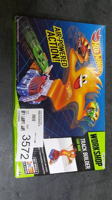 lot 3572 image: Mattel Hot Wheels Track Builder Fan Man Accessory