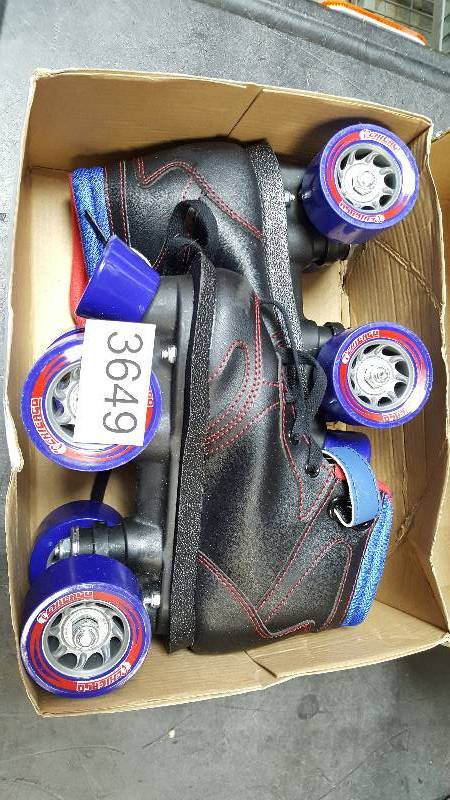 lot 3649 image: Chicago Sidewalk Skate - Boys Size 13