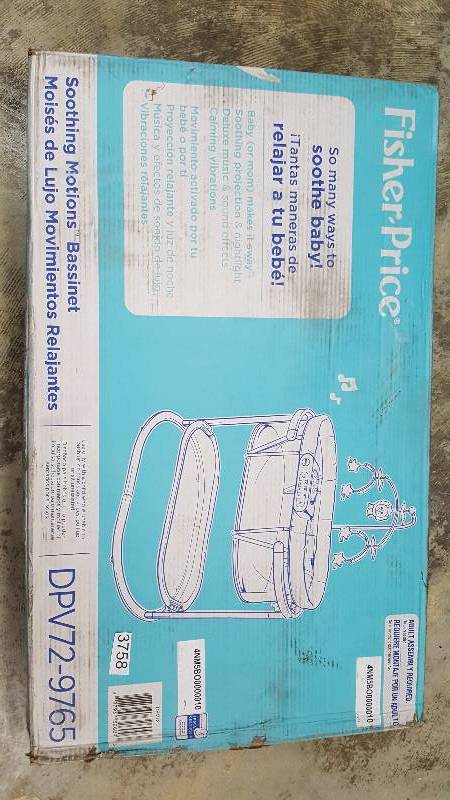 lot 3758 image: Fisher-Price Soothing Motions Bassinet