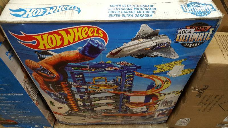 lot 4004 image: Mattel Hot Wheels Super Ultimate Garage Playset