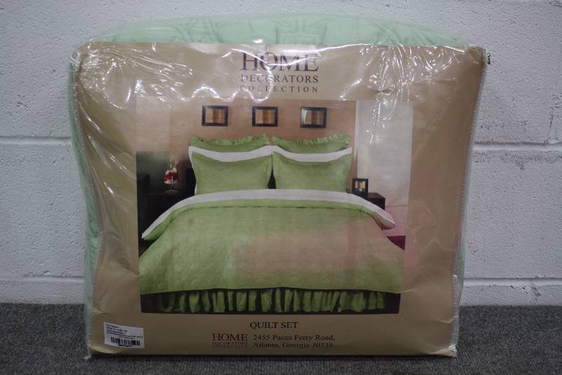 lot 29 image: Home Decor Quilt Set - New