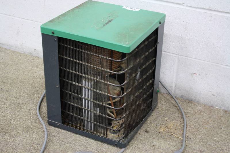 lot 33 image: Compressed Air Dryer