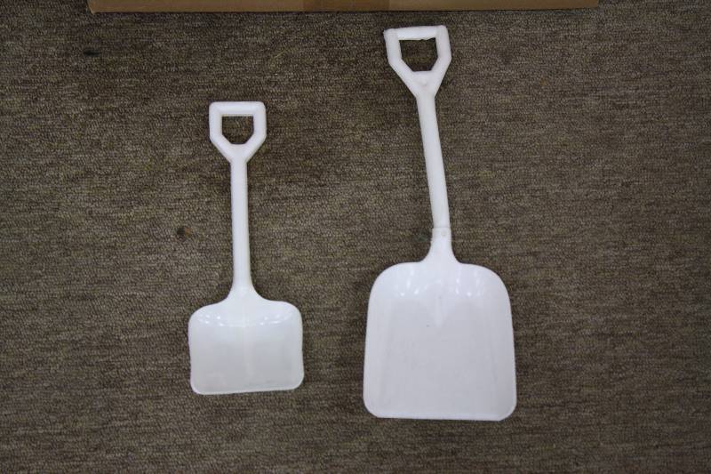 lot 199A image: Plastic Mini Shovels