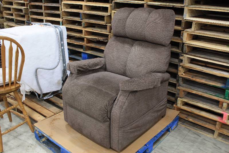 lot 2 image: Pride Lift Electric Chair