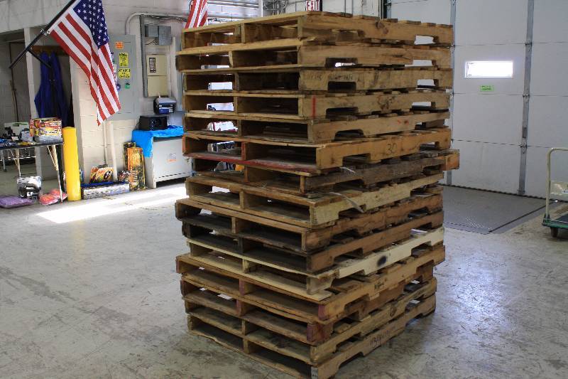 lot 89 image: 15 Standard Size Wood Pallets