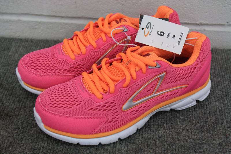 lot 94 image: New Womens Shoes Size 6