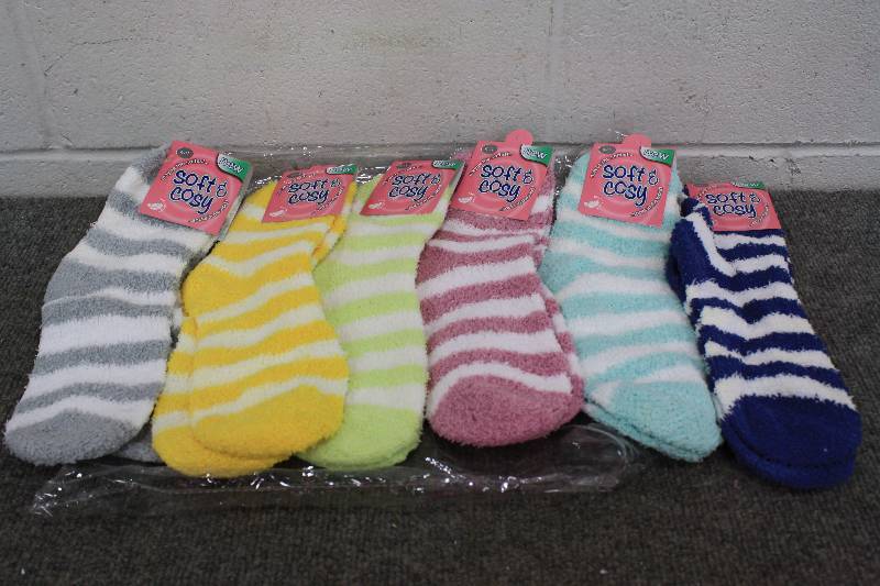 lot 121 image: Womens Fuzzy Socks  6 Pairs New Size 9-11