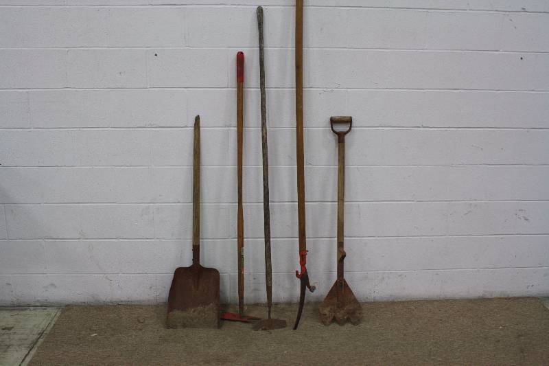 lot 188 image: Garden Tools
