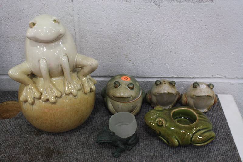 lot 214 image: Frog Decor