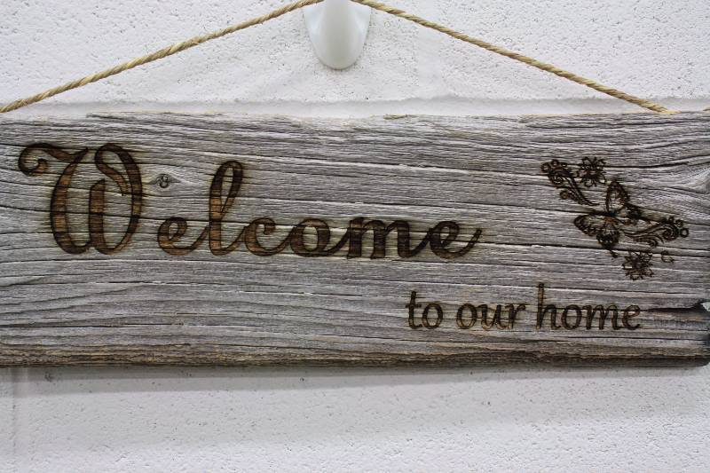 lot 112 image: Wooden Welcome to our Home sign
