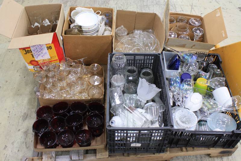 lot 142 image: Pallet of glassware