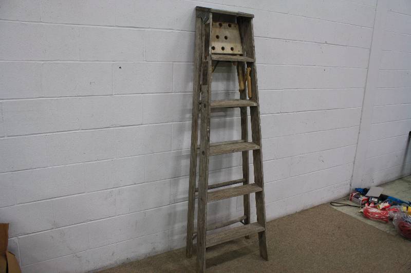 lot 178 image: 6ft Wood Ladder