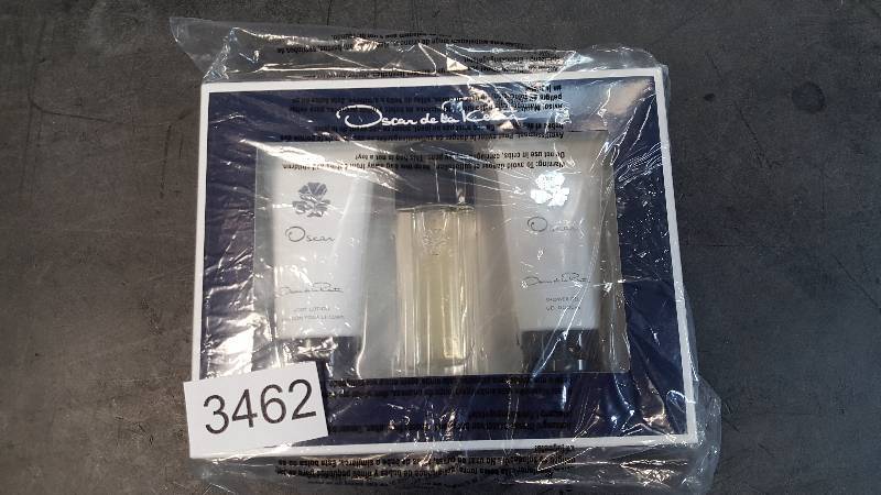 lot 3462 image: Oscar de la Renta 3-Pc. Set