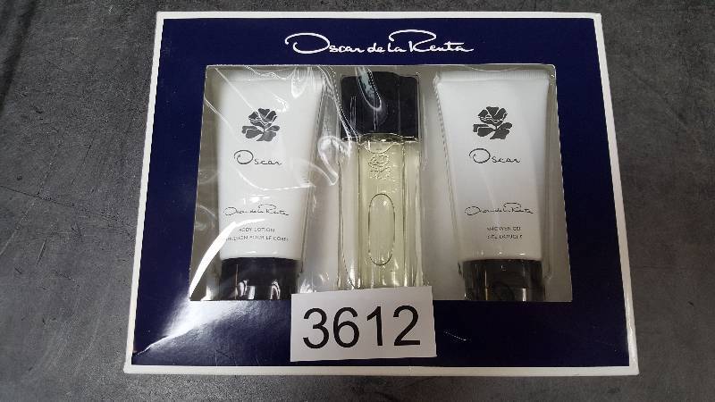 lot 3612 image: Oscar de la Renta 3-Pc. Set