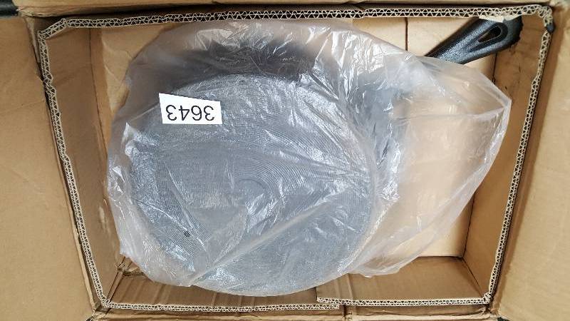 lot 3643 image: Chefs Mark 12 Pre-Seasoned Cast Iron Chicken Fryer with Lid