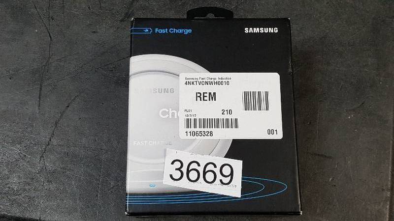 lot 3669 image: Samsung Fast Charge Induction Charger&nbspWhite