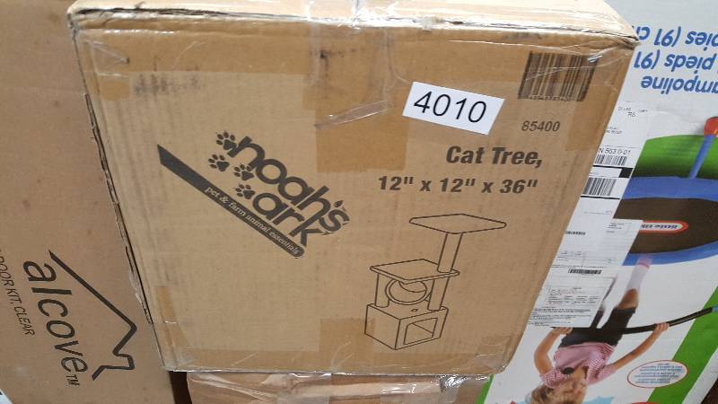 lot 4010 image: Noahs Ark Deluxe Cat Tree Condo Furniture