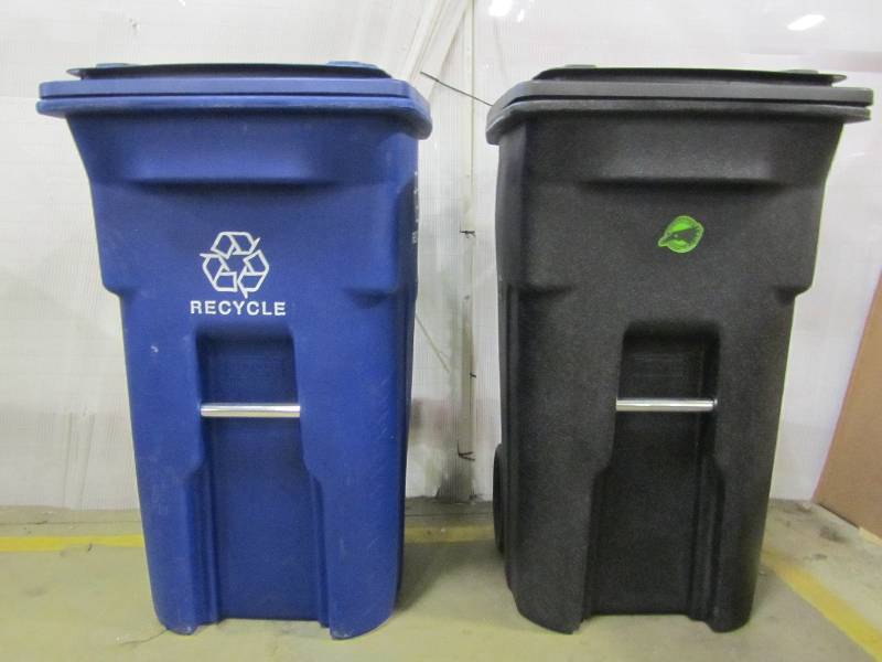 lot 76 image: Toter 64 Gal Wheeled Blackstone Trash Can64 Gal. Recycle Cart for Recycling
