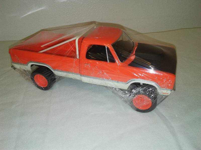 lot 8 image: Dodge 4 Wheel lifted pickup truck assembled, nice quality