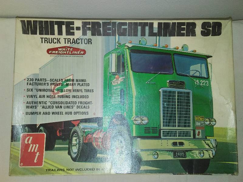 lot 40 image: NIB AMT White Freightliner SD Truck Tractor Trailer Semi Truck T530