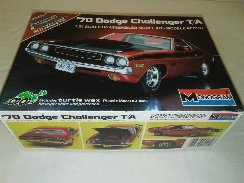 lot 76 image: NIB Monogram 1970, 70 Dodge Challenger TA, 2214 glow plastic
