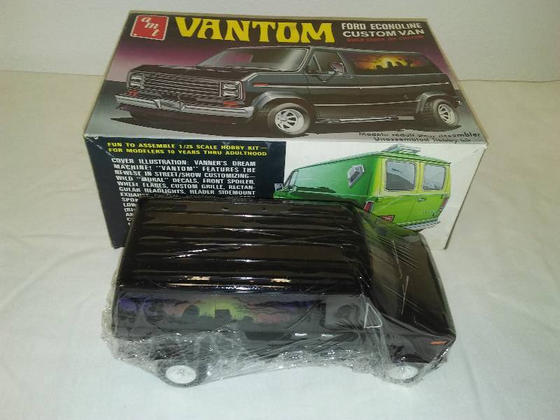 lot 5 image: AMT Vanton Ford Econoline Custom Van T418 Assembled with box top