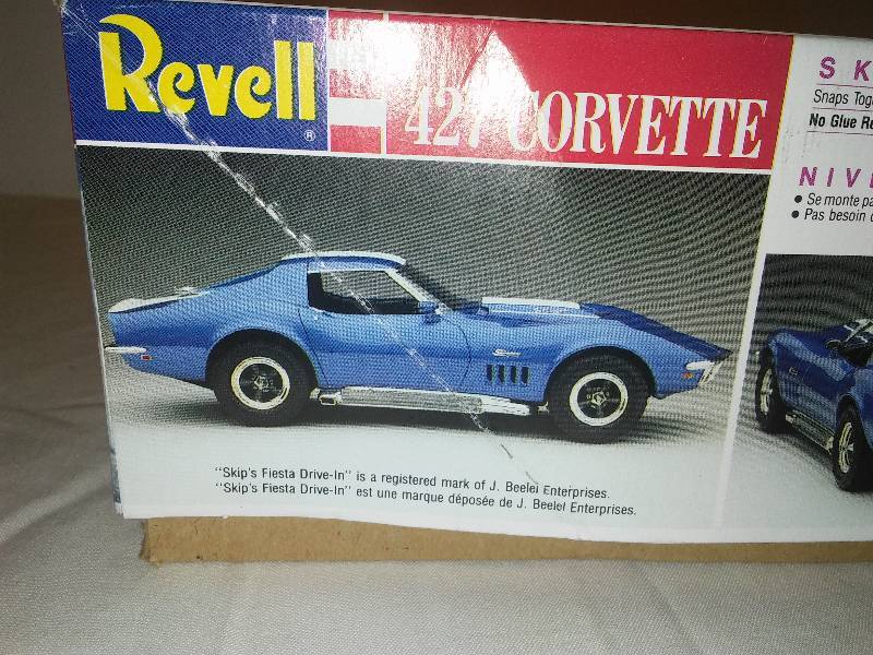 lot 46 image: NIB Revell, Skill level 2, 427 Corvette Chevy Stingray 7427 Skips Fiesta Dive-in Series