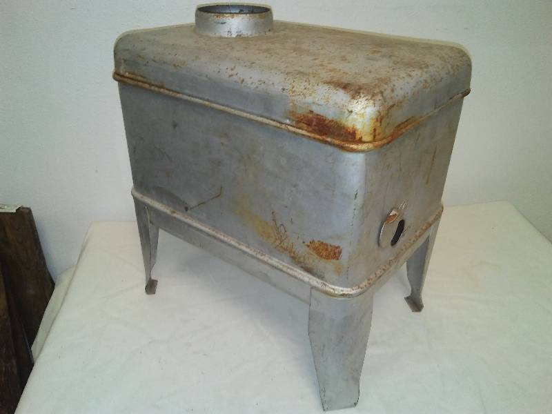 lot 31 image: Vintage simple gas heater, great for fish house.