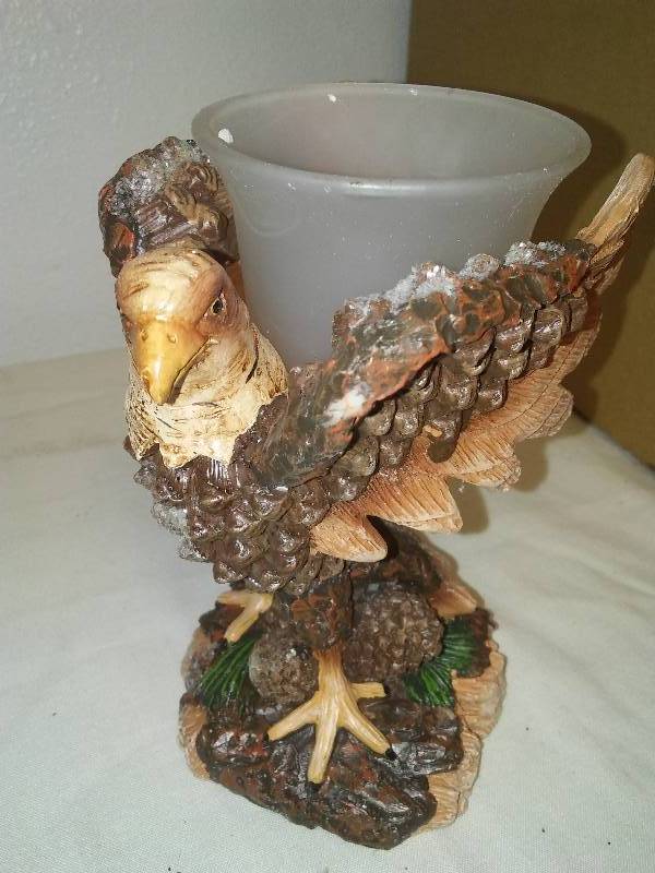 lot 32 image: 4 Patriotic Eagle Candle Holders