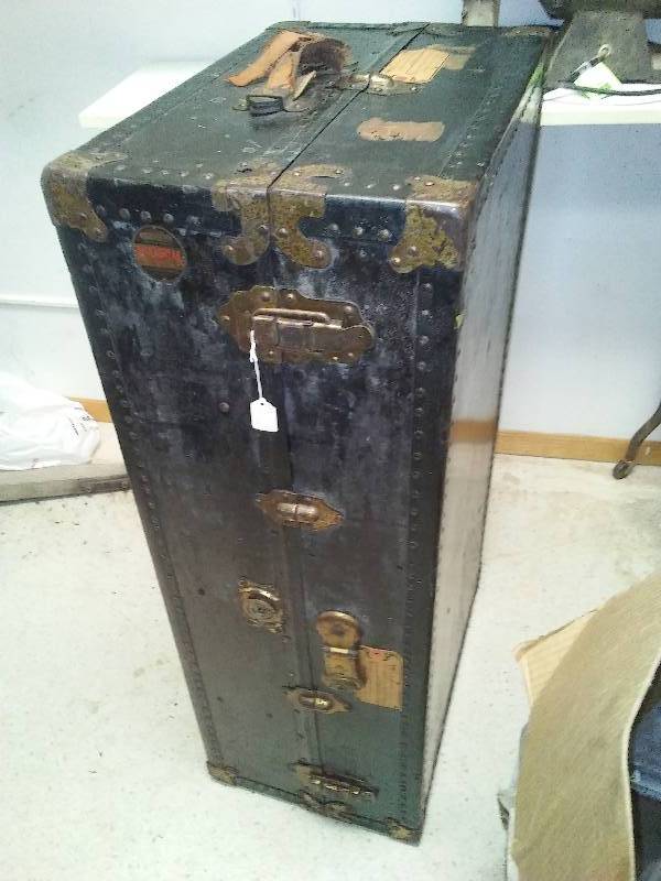 lot 52 image: Vintage Steamer Trunk,