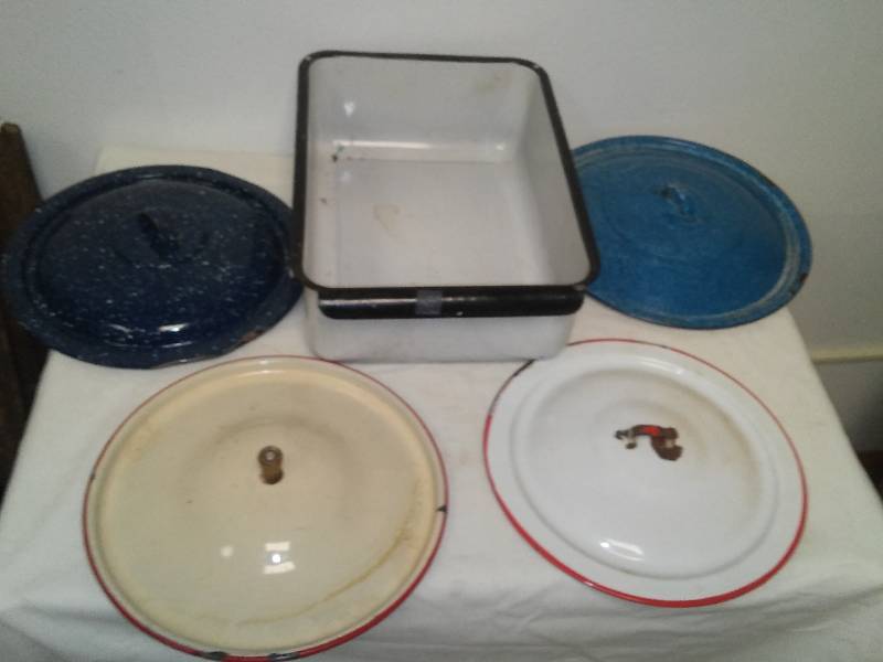 lot 59 image: Enamelware Vintage, 4 lids and bin