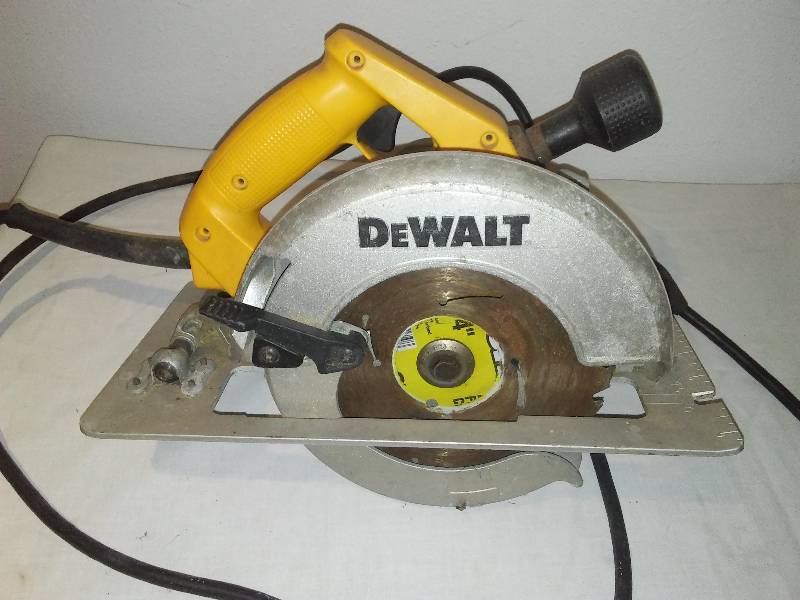 lot 119 image: DeWalt Circular Saw Model DW364,